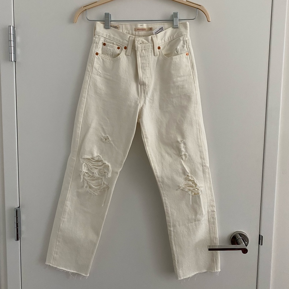 Levi’s Wedgie Straight Jeans in White. Size 25.